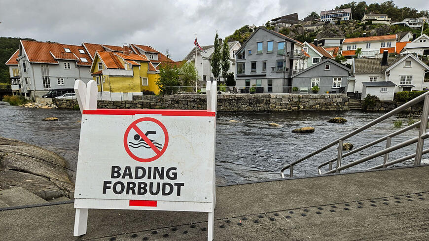 Skilt som sier bading forbudt