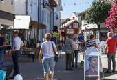 Folk som er i handlegatene i Egersund sentrum