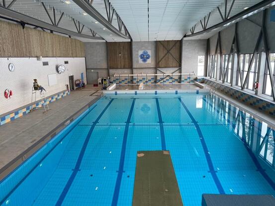 Bilde av bassenget i svømmehallen