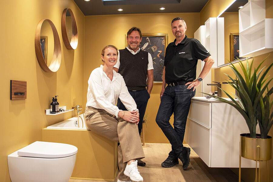 - Overgangen til den nye NOBB-plattformen var ikke helt uten utfordringer. Men gjennom tett samarbeid med kundesupport hos Byggtjeneste kom vi oss gjennom utfordringene, sier Gro Fjeldstad og Odd Skriden i Geberit AS, her sammen med Tor Strand Jacobsen fra Byggtjeneste i midten.