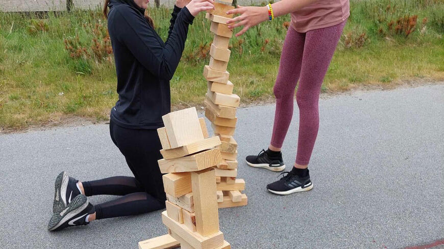 Barn som bygger et tårn av klosser
