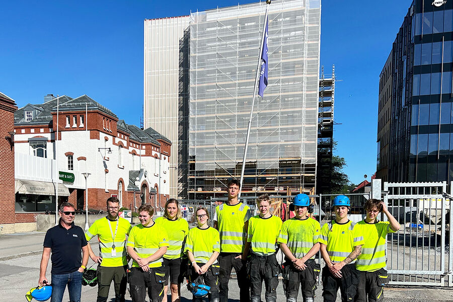 Roth Norge leverer prefabrikkerte fordelerskap til det nye Fylkeshuset i Steinkjer gjennom FLOW T-Rør Steinkjer som er underentreprenør til Veidekke i dette prosjektet. Her ser vi fra venstre Lars Ketil Aune, Roth Norge, Magnus Ekker, Steffen Granås, Hanne Stormo Winje, Linda Ekseth, Teodor Øverland, Hallvar Hallan, Lavrans Mømb Granås, Peder Ringstad og Steffen Værdal Kvam, alle FLOW T-Rør i Steinkjer.