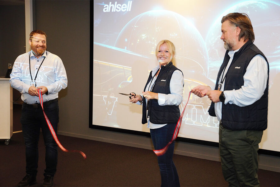 Her klippes snoren i Ahlsells nye nasjonale kompetansesenter i Alf Bjerckes vei på Alnabru. Senteret ble offisielt og høytidelig åpnet av de som har jobbet hardt for å få dette på plass, fra venstre Geir Helge Busch, Regional salgssjef elektro, og Unni Løkken, Regional salgssjef VVS som klipper snoren, og Runar Tennebø, salgssjef og ansvarlig for verktøy og arbeidstøy.