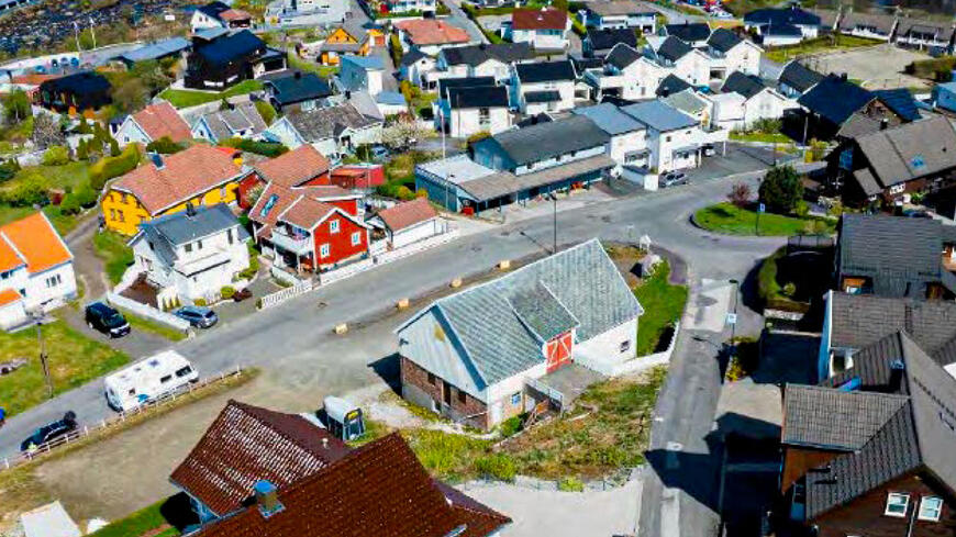 Dronebilde over planområdet i Hafsøy med låven i Hafsøy i sentrum