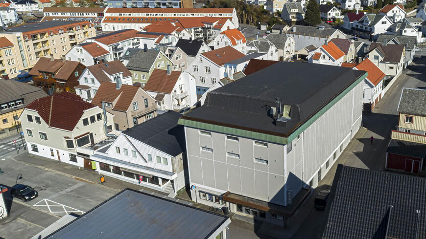 Egersund kulturhus sett i fra en flygende drone