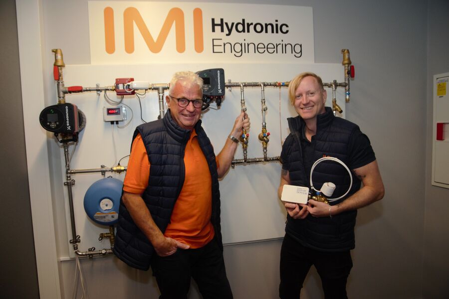 Ove Hjelleset, adm.direktør, og Michael Jacobsen, produktsjef Balancing & Control i IMI Hydronic Engineering AS, kan presentere enda en smart elektronisk trykkuavhengig reguleringsventil for små terminaler.