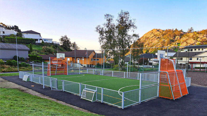 Fotballbanen utenfor Grøne bråden skole