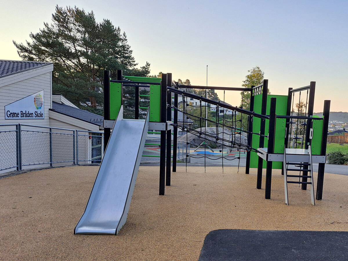 Klatrestativ utenfor skolen