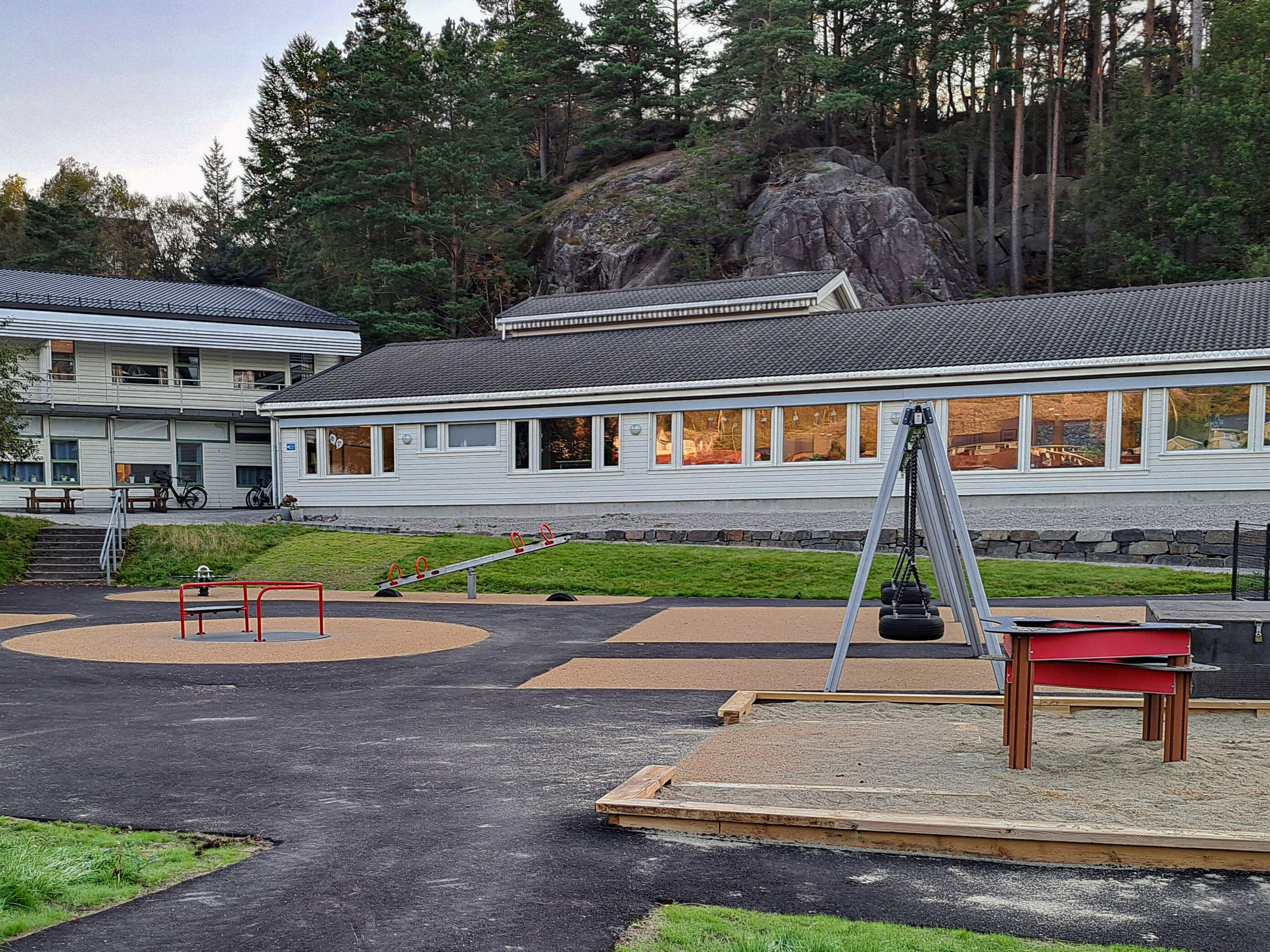 Oppgradert skolegård på nedsiden av skolen