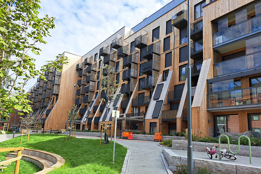 Klimavennlig oppgradering av boliger fra 70-tallet er et viktig klimatiltak, og her går Sofienberggata 7 foran med betydelige energieffektive tiltak, i kombinasjon med høy arkitektonisk kvalitet. Dette var bakgrunnen for at prosjektet ble tatt opp som forbilde i FutureBuilt med en ambisjon om å redusere klimagassutslipp med minimum 50 prosent. Foto. Boligbygg KF