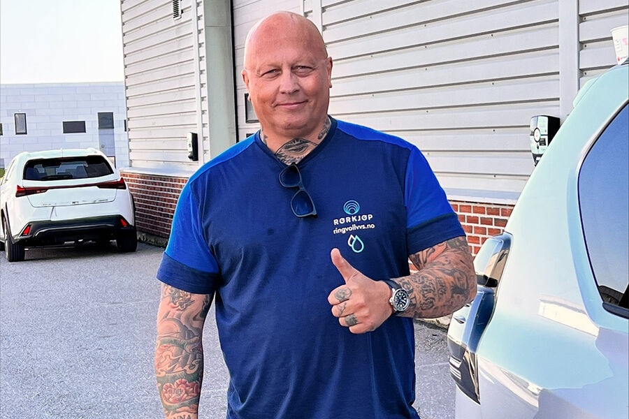 Rørleggermester Espen Teien valgte bort sommerferien i år. Det angrer han ikke på, da det har ført til mange oppdrag, og en solid ordrereserve for høsten. - Jeg er veldig fornøyd med at kjeden har en arbeidsformidlingstjeneste som jeg kan dra nytte av, sier han.