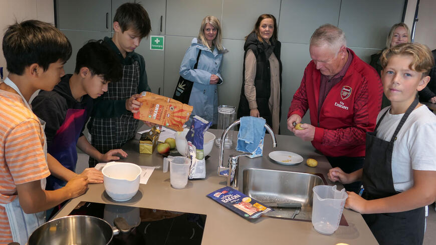 Elever sammen med politikere i faget mat og helse