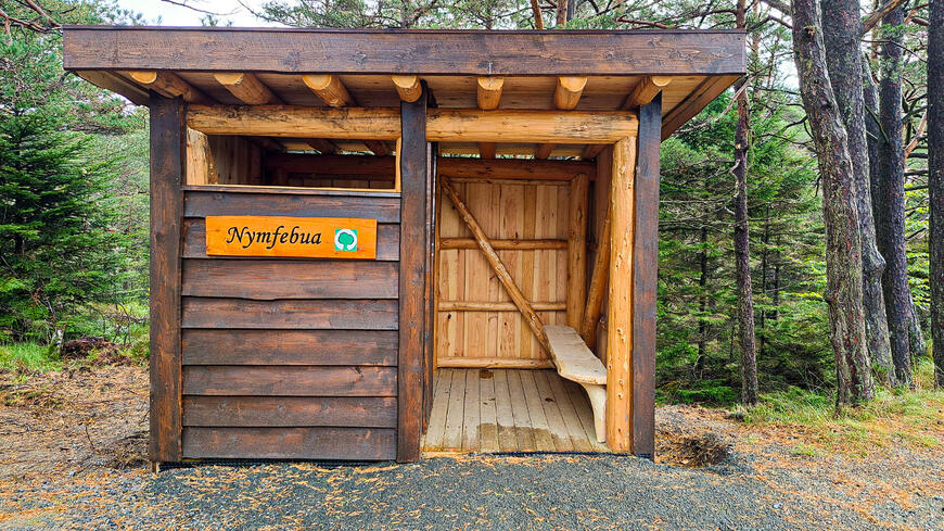 Ei skiftebu som har et skilt hvor det står Nymfebua på
