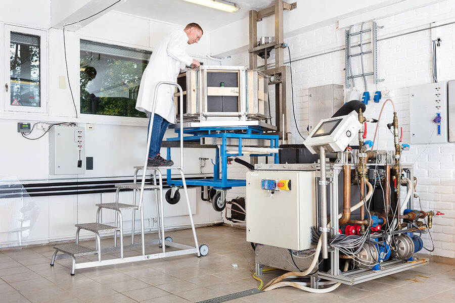 Senioringeniør Geir-Asle Håpnes kontrollerer Anneks F-riggen hvor vanntetthet ved rørgjennomføringer testes. Foto: Werner Juvik Werner Juvik