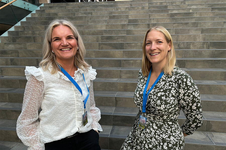 Miljø- og dokumentasjonsansvarlig Elisabeth Norberg og Ingrid Kalstad, leder bærekraft hos Brødrene Dahl har tro på at grønn omstilling brukt på rett måte vil være en kreativ driver for utvikling og innovasjon.