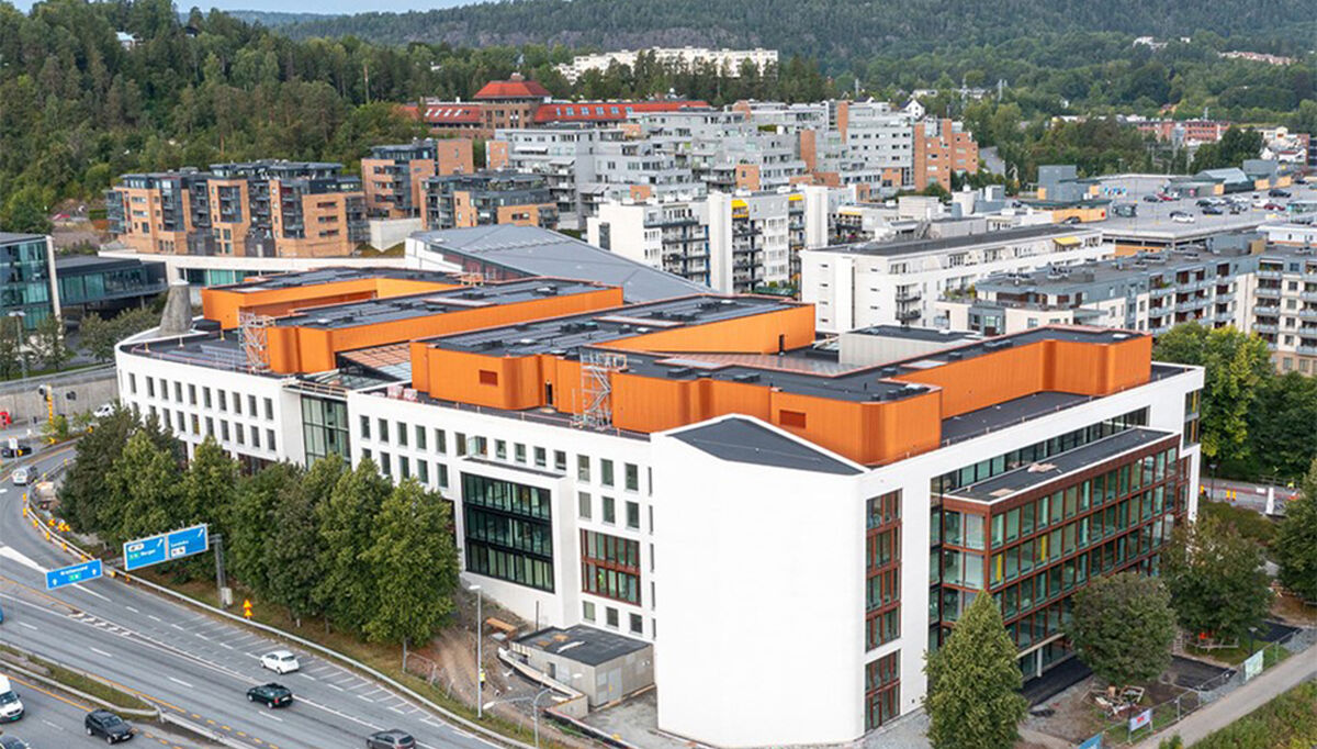 Kommunegården i Bærum kommune sett fra luften. Her ser man ventilasjonsrommene på taket godt synlig.