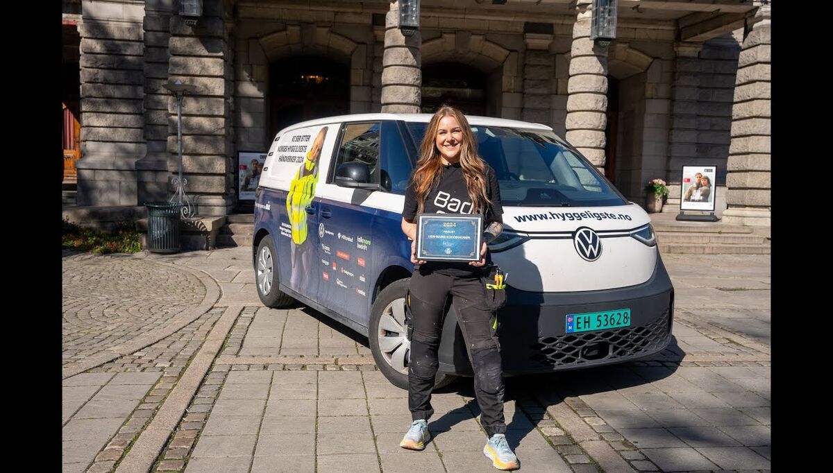 Lisa-Marie Stavnhaugen er 32 år, og bor i Lommedalen. Til daglig jobber hun som lærling hos Søstrene Amundsen. Lørdag 21.september ble hun kåret til Norges Hyggeligste Læring.