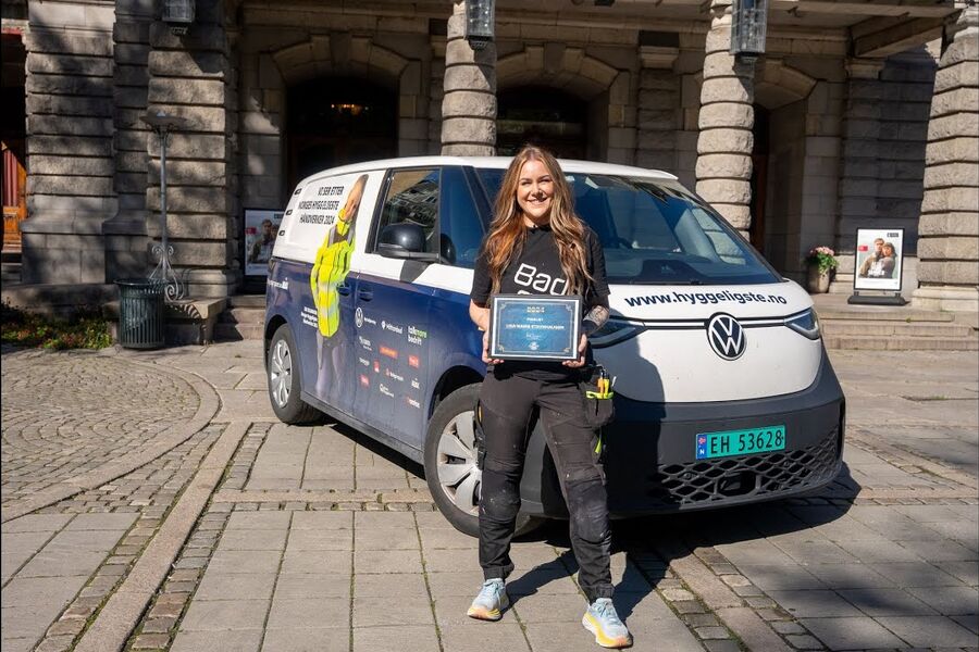 Lisa-Marie Stavnhaugen er 32 år, og bor i Lommedalen. Til daglig jobber hun som lærling hos Søstrene Amundsen. Lørdag 21.september ble hun kåret til Norges Hyggeligste Læring.