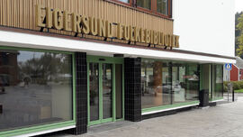 Inngangsdøren til biblioteket