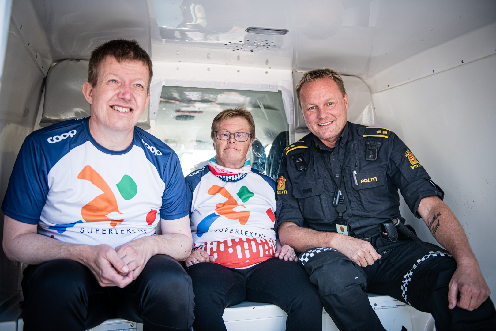 politiet sammen med deltakere i politibilen