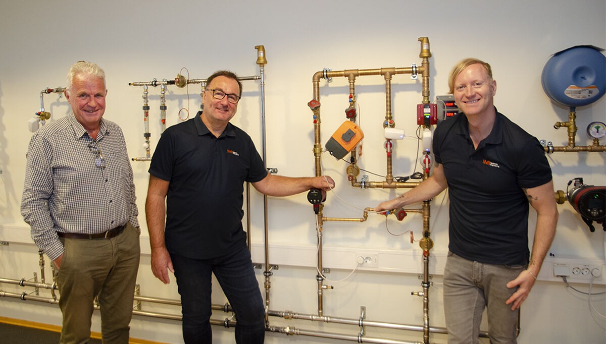 IMI Hydronic Engineering satser mye ressurser på å kurse sine kunder. På bildet ser vi administrerende direktør  Ove Hjelseth og produktsjefene, Rune Norstøm, og  Michael Jacobsen foran den nye demoveggen de nettopp har fått på plass. Her kan de vise, det meste om styring av varme-og kjøleanlegg.