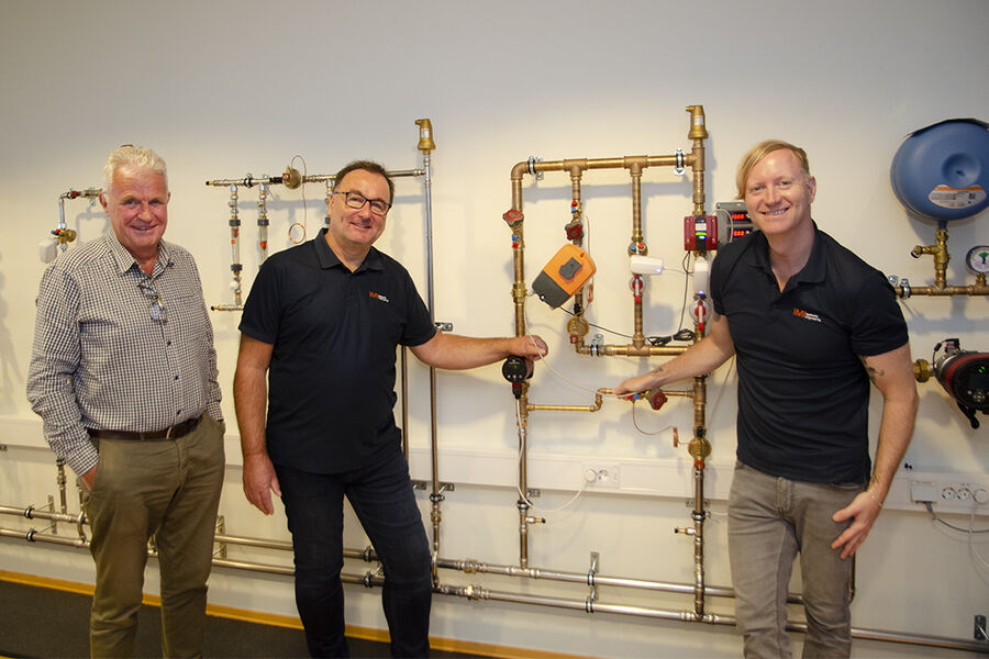 IMI Hydronic Engineering satser mye ressurser på å kurse sine kunder. På bildet ser vi administrerende direktør Ove Hjelseth og produktsjefene, Rune Norstøm, og Michael Jacobsen foran den nye demoveggen de nettopp har fått på plass. Her kan de vise, det meste om styring av varme-og kjøleanlegg.
