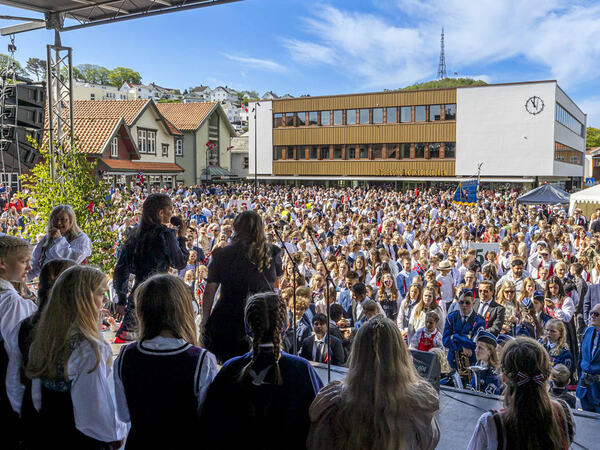 17. mai på torget i Egersund med mange folk til stede