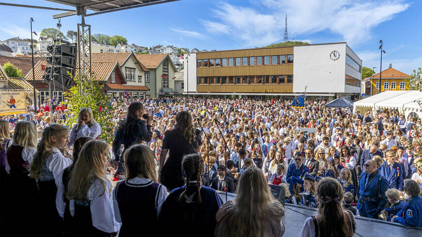 17. mai på torget i Egersund med mange folk til stede