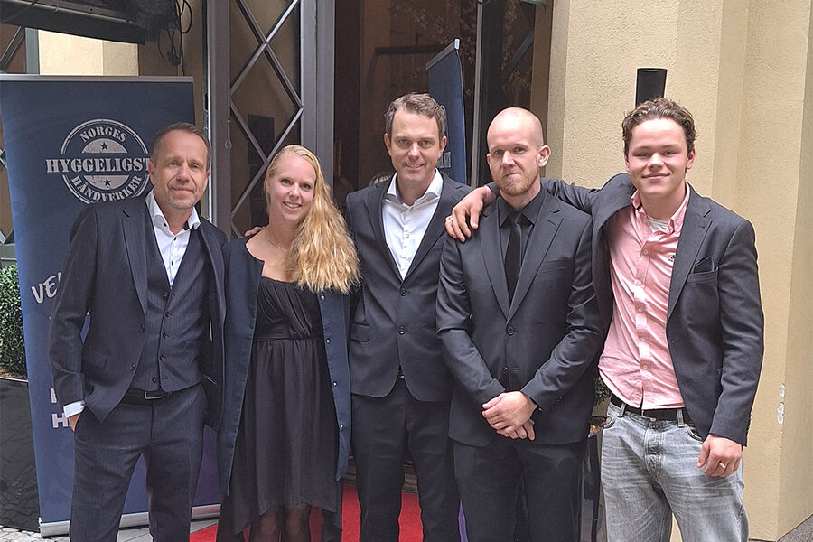 En fornøyd firmagjeng fra Eidsvoll Rør på vei inn til prisutdeling sist uke. Norges Hyggeligste Rørlegger 2024, Fra venstre Morten, Torill, Norges Hyggeligste Rørlegger, Marius Johansen, Sondre og Vegar.