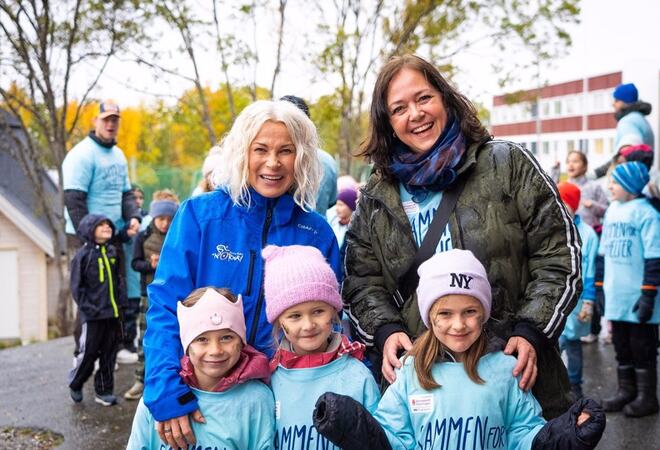 Hanne Karoline Kræmer og Vibeke Olsen sammen med barna Josefine Johnsgård, Mille Holand Fjelddalen og Marikken Gabrielsen Kvalheim. Foto: Håkon Steinmo, SpareBank 1 Nord-Norge