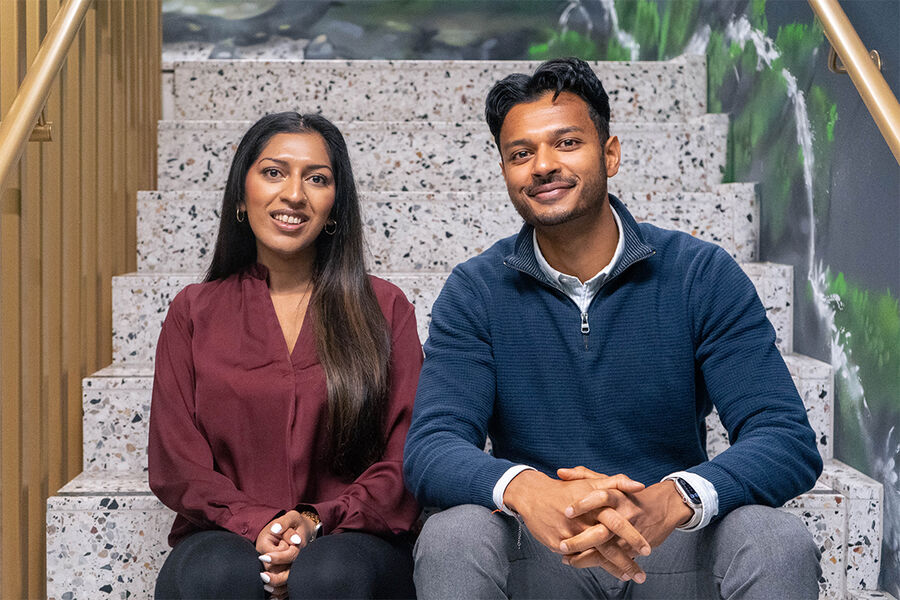 På bildet ser vi fra venstre, Jarani Suntharalingam og Sanu Shaw, som er sentrale personer i den nye satsingen til Bravida Norge.