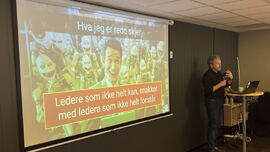 En som holder foredrag