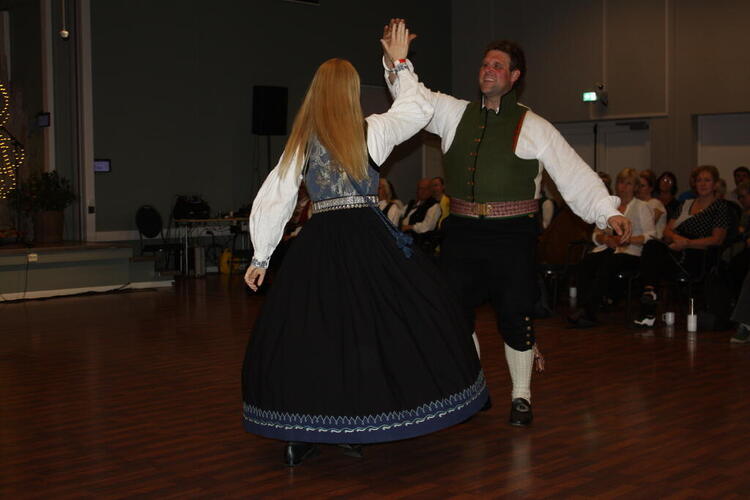 Tonje Vigdal og Bjørn Eivind Årdal pardans bygdedans. Foto: Peder Verlo