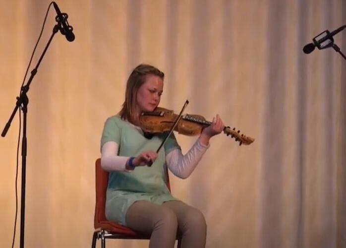 Marie Berge. Spel hardingfele junior