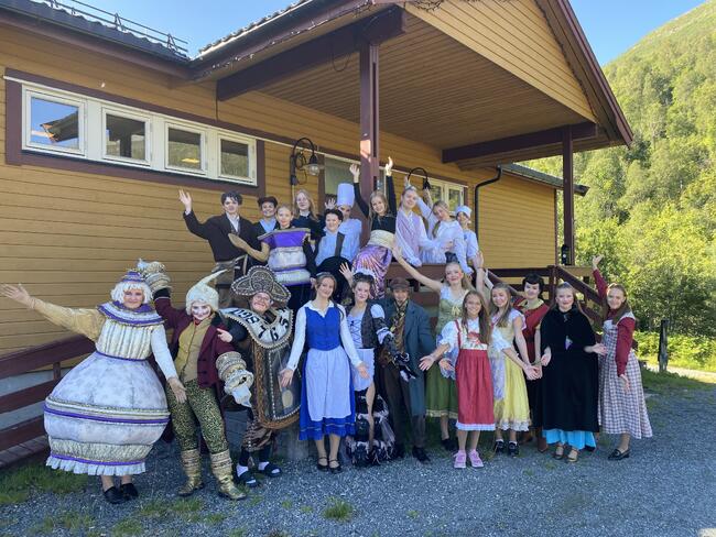 Teaterglade barn foran Ala grendehus