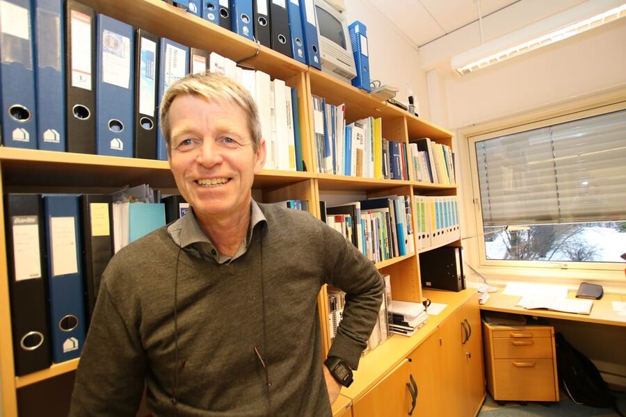 i Norge har vi 13 godkjente leverandører av «rør-i-rør»-systemer og har kommet lengre enn svenskene på området. I Sverige er det godkjente fordelerskap, men det det betyr ikke at varerør og annet inne i skapet er godkjent, sier Lars-Erik Fiskum, seniorforsker i SINTEF Community.