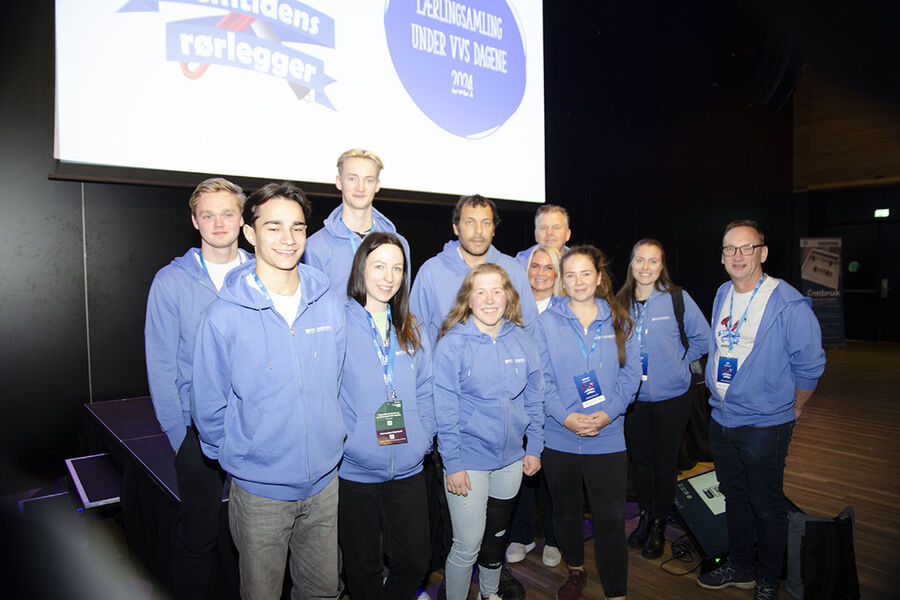 Her ser vi noen av lærlingene som har kommet til VVS-dagene i dag, fra venstre, Jonathan Normann, Hanseth VVS, Adrian Lundberg, Hanseth VVS. Hanne Rustøen, Dale Rør AS, Oliver Økland, Dale Rør, langrennsløperen Helene Marie Fossesholm, Josef Engdal, SI`s Rørservice AS, Birgitte Tunheim, Geir Rune Bøkeid, Melanie Andreassen, Arne Nilsen AS, Stine Holmlund, Arne Nilsen AS, og lederen av VVS Eksperten, Kai Johnsen.