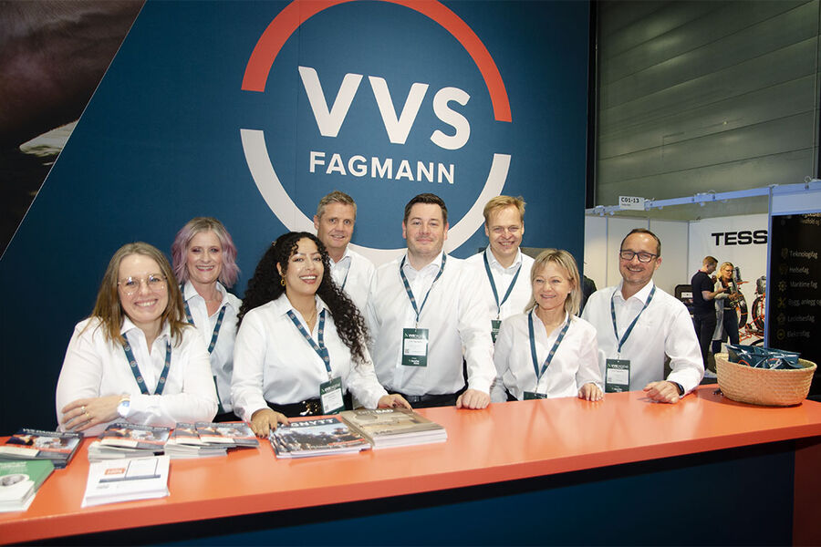 VVS Fagmann er til stede for fullt under VVS-dagene på Lillestrøm denne uken. Her ser vi en blid og messeklar gjeng. Fra venstre ser vi, Marianne Mols, Susanne Imset, Lucie Johansson, Tore Aas-Eng Mikkelsen, Erik Andreas Henriksen, Øystein Opdal, Anne Sofie Bertelsen, og Lars Gøran Spro.