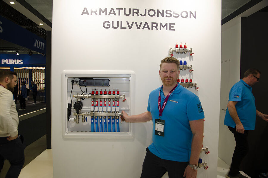 Fordelerne har blitt oppgradert til å være uavhengige av rørdimensjon i Armaturjonsson Gulvvarme, noe som gjør det enklere å kombinere ulike rørdimensjoner på samme fordeler. – Dette gir større fleksibilitet i installasjonen og tilpasningen av varmesystemet som vil forenkle hverdagene til rørleggerne, forteller Robin Thomsen, selskapets produktsjef i varme- automatikk- og vannbehandling, under lanseringen.