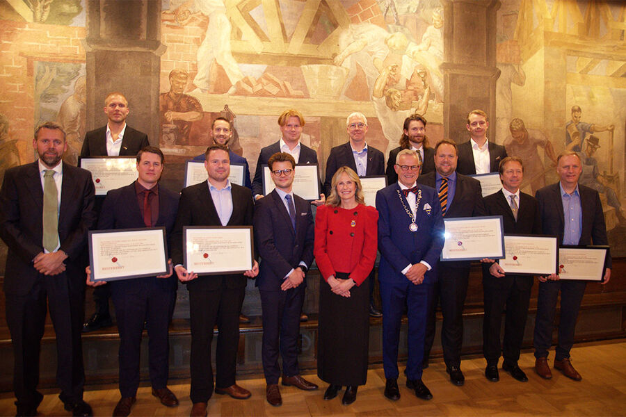 På bildet ser vi alle de 11 nye rørleggermesterne med beviset på at de nå kan kalle seg rørleggermestere. De står sammen med fra første rekke fra venstre Eivind Andersen, OHIF, fire fra venstre Martin Huth, Mesterbrevnemda, Ordfører Anne Lindboe, Oslo kommune, og oldermann Erik Jensen, Oslo Rørleggerlaug.