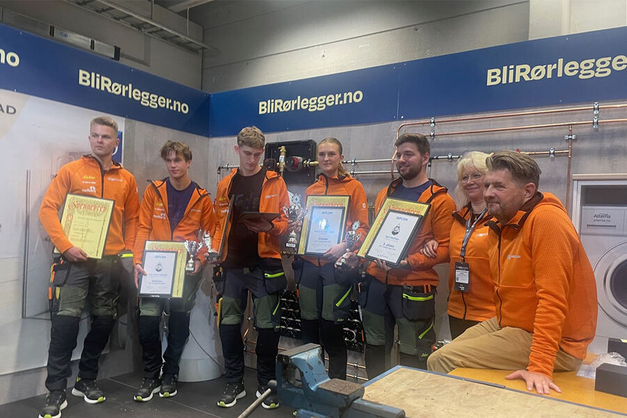 På bildet ser vi de fem kandidatene etter utdelingen av svennebrevet og kåringen av årets Norgesmester i rørleggerfaget sammen med to helt sentrale personer for arrangementet i Rør Norge. Fra venstre ser vi, Christoffer Rømhild Ødegaard, Even Strøm Hammer, Marcus Angermo Bjertnæs, vinneren Kaja Huka Johannessen, Ken Mothes, og Ingebjørg Martinsen og Are Skaar Nielsen, fra RørNorge.