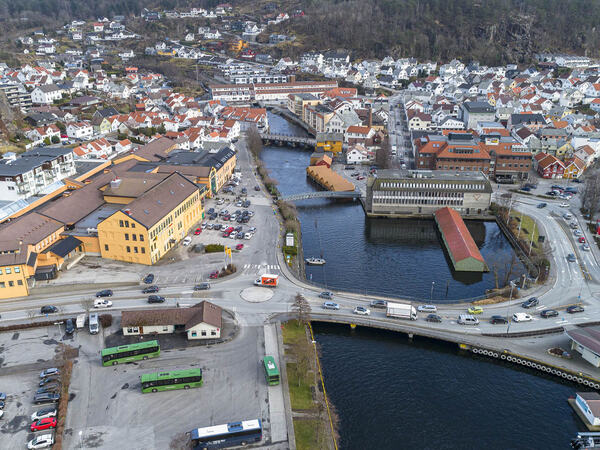 Vei gjennom Egersund sentrum sett fra en drone