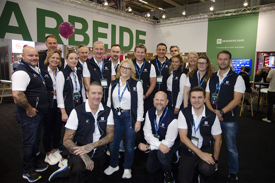 En fortsatt entusiastisk og glad messegjeng på avslutningsdagen under VVS-dagene, etter noen hektiske dager med masse folk innom standen. Det gikk over 5500 pølser i løpet av de tre messedagene, opplyste pølsesjefen hos grossisten.