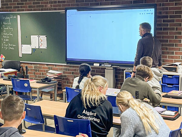 Kommunalsjef forsøker seg som lærer forran elevene