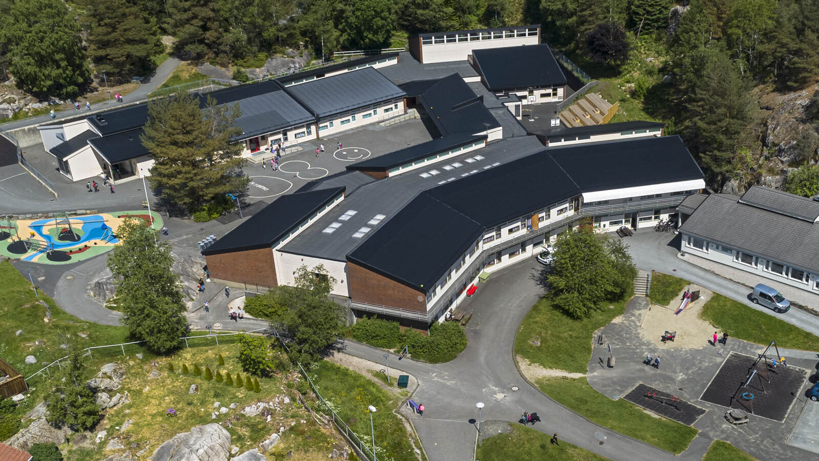 Skolen sett fra en drone i fint vær
