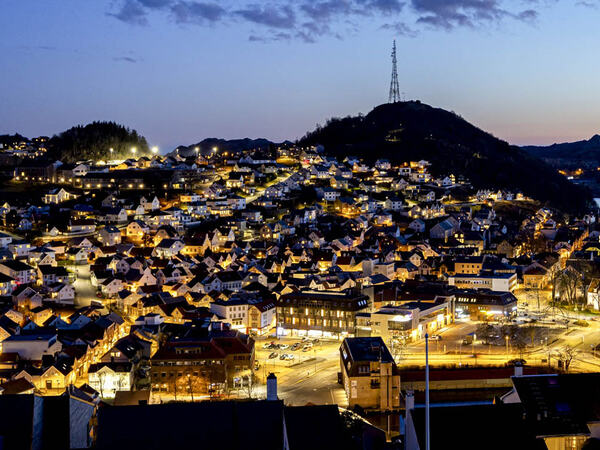 Gatebelysning i Egersund sentrum sett fra Kråkefjellet