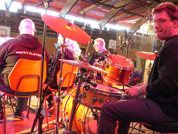 Happy players spiller instrumenter på scenen