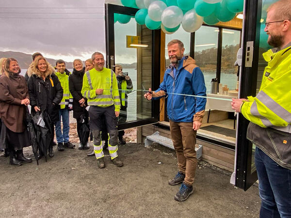 Bent Høye holder en tale for de frammøtte på utsiden av kraftstasjonen