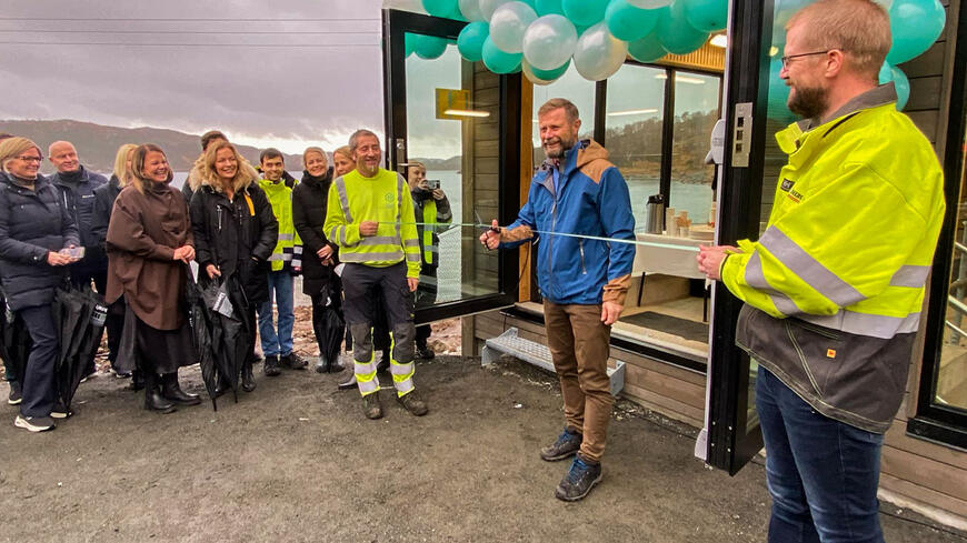 Bent Høye holder en tale for de frammøtte på utsiden av kraftstasjonen
