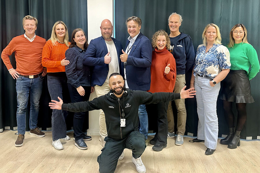 På bildet ser vi en entusiastisk gjeng som er klare for reality-TV. Fra venstre, Thomas Hanche-Olsen og Katharina Sølvberg, Geberit, Cecilie Eriksen, Høiax, Tom Hauger, Brødrene Dahl, Frank Olsen, Rørkjøp, Ellen Fossli og Freddy Eriksen, Armaturjonsson, Karina Ditlefsen og Catalina, Felltech. I front Hussein El Haddaoui, Norsk Rørservice AS.